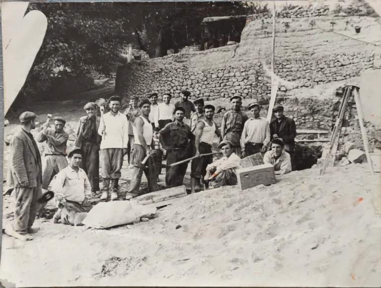 Հին Ռինդ. Նորակառույց ակումբի շինարարները (1954 թ.)