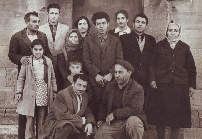 Պարույր սևակը՝ իր հարազատների հետ. Մկրտիչ Մկրտրյան, Վաչեն Կարապետյան և մյուսներ