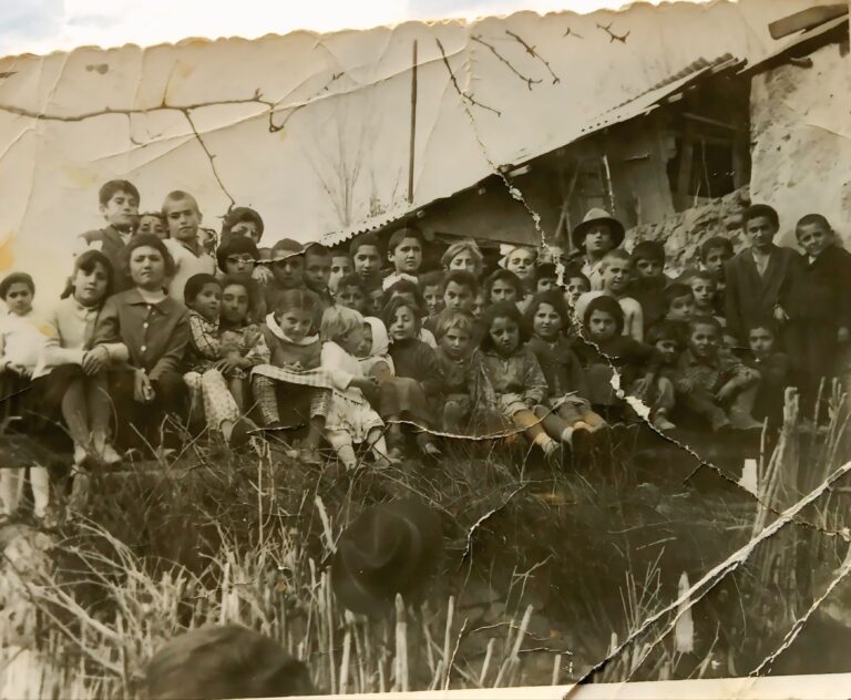 Պատմական բացառիկ լուսանկար Հին Ռինդից։ 1960-ականների առաջին կես։ Թաթոսենց Ուռումի ծննդյան առթիվ Երևանից լուսանկարիչ էր եկել։ Նվագի ձայնի վրա եկած երեխաները լուսանկարվել են չարդախի (գուցե գոմի) կտուրին։